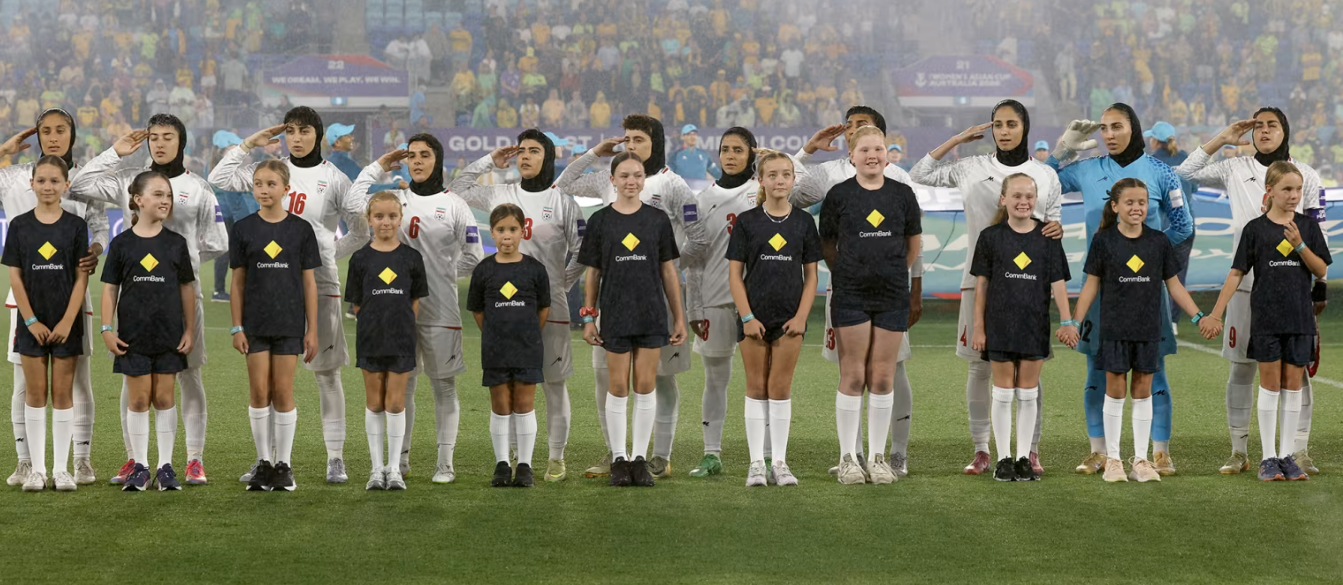 এশিয়ান কাপের ম্যাচের আগে জাতীয় সঙ্গীত গাইতে বাধ্য হয়েছে ইরানের নারী ফুটবল দল